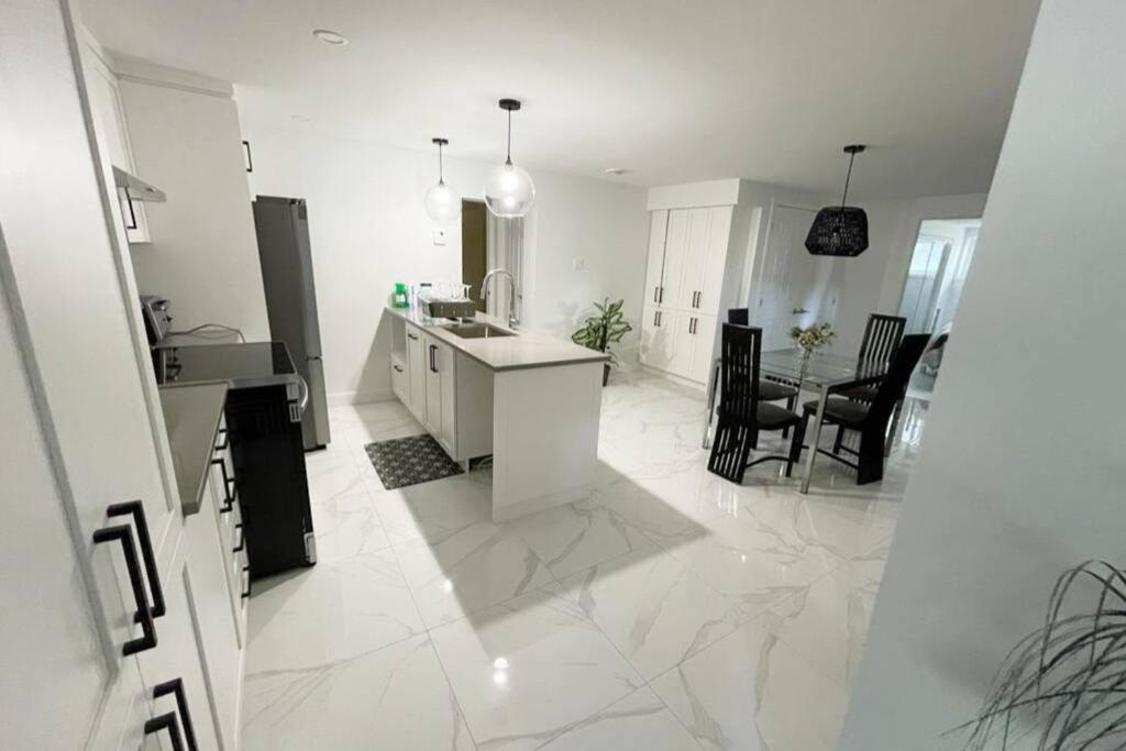 Stylish And Luxurious Apartment Basement Unit Longueuil Exteriér fotografie